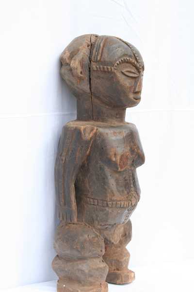 ngbaka(statue femme), d`afrique : Rép.démoncratique du Congo., statuette ngbaka(statue femme), masque ancien africain ngbaka(statue femme), art du Rép.démoncratique du Congo. - Art Africain, collection privées Belgique. Statue africaine de la tribu des ngbaka(statue femme), provenant du Rép.démoncratique du Congo., 1530/3144B.Statue,figurine féminine Ngbaka h.75cm 19eme sc.-début du 20eme sc.bois patine marron
Elle représente un ancêtre debout ,les bras tendu le long du corps.Des scarifications sur le visage et sur le ventre,en forme de croix autour du nombril.Ubangi.(col.Minga Zaire 1970)

Vrouwelijk Ngbaka beeld h.75cm.ze stelt een voorouder voor rechtstand,de armen gestrekt langs haar lichaam.hout,donker bruine patina,scarificaties in het aangezicht en op haar buik in kruisvorm rond haar navel.19de eeuw-begin 20ste eeuw.kol.Minga Zaire 1970). art,culture,masque,statue,statuette,pot,ivoire,exposition,expo,masque original,masques,statues,statuettes,pots,expositions,expo,masques originaux,collectionneur d`art,art africain,culture africaine,masque africain,statue africaine,statuette africaine,pot africain,ivoire africain,exposition africain,expo africain,masque origina africainl,masques africains,statues africaines,statuettes africaines,pots africains,expositions africaines,expo africaines,masques originaux  africains,collectionneur d`art africain